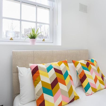 City Centre One Bedroom Apartment Next To Station, Newly Renovated London Bagian luar foto