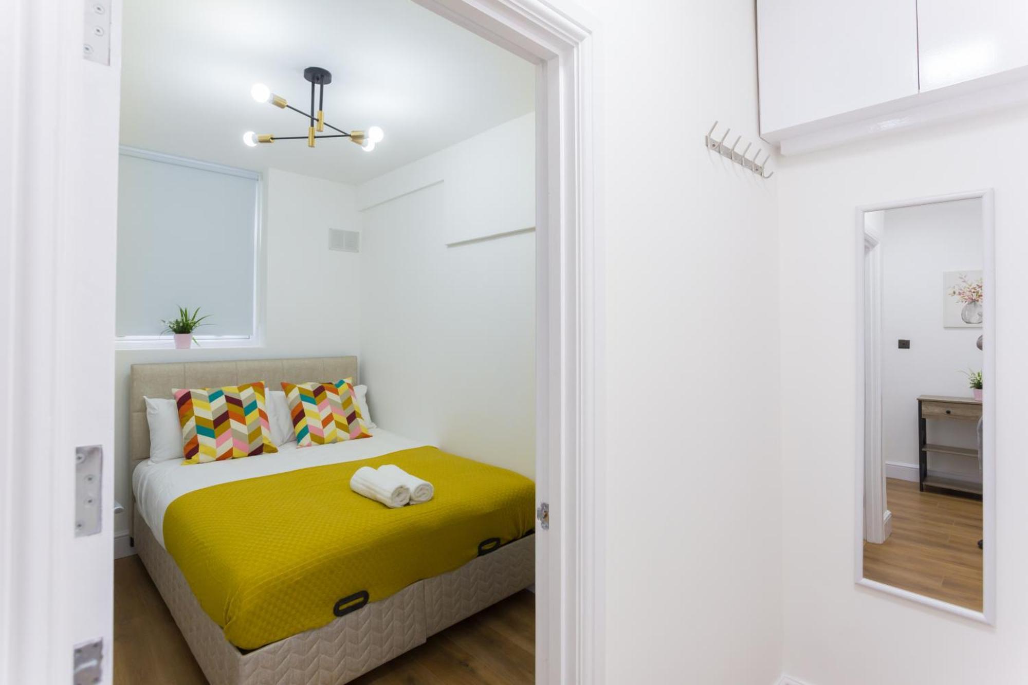 City Centre One Bedroom Apartment Next To Station, Newly Renovated London Bagian luar foto