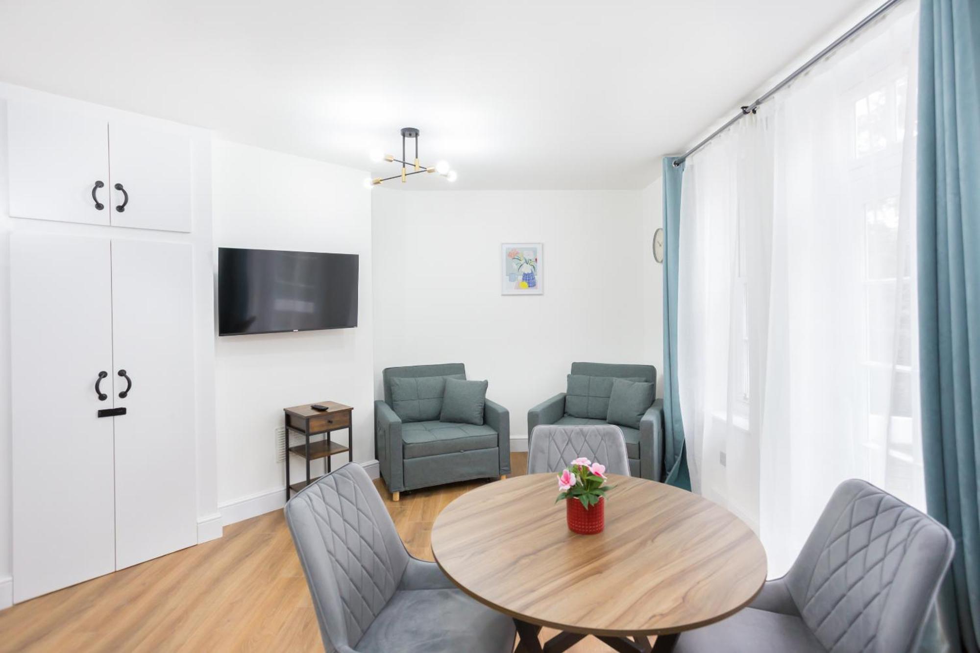City Centre One Bedroom Apartment Next To Station, Newly Renovated London Bagian luar foto