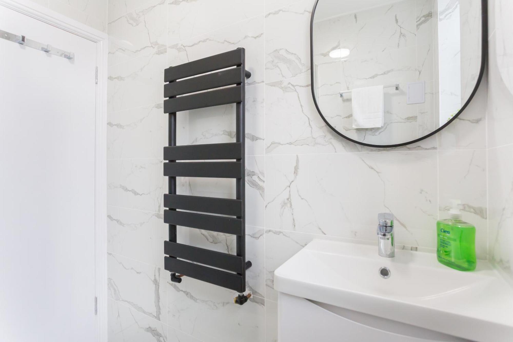 City Centre One Bedroom Apartment Next To Station, Newly Renovated London Bagian luar foto