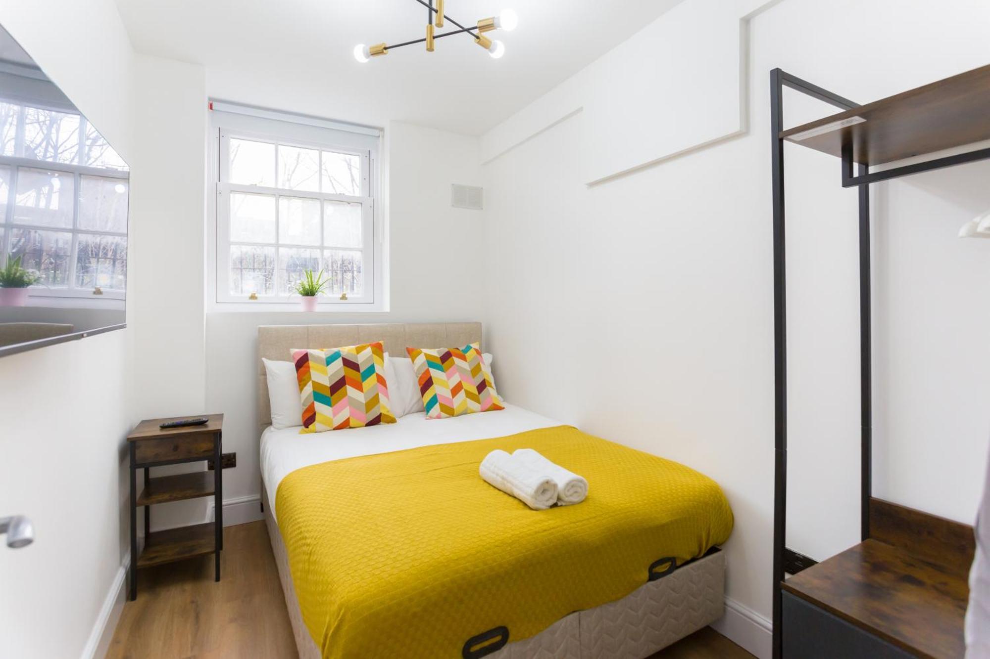 City Centre One Bedroom Apartment Next To Station, Newly Renovated London Bagian luar foto