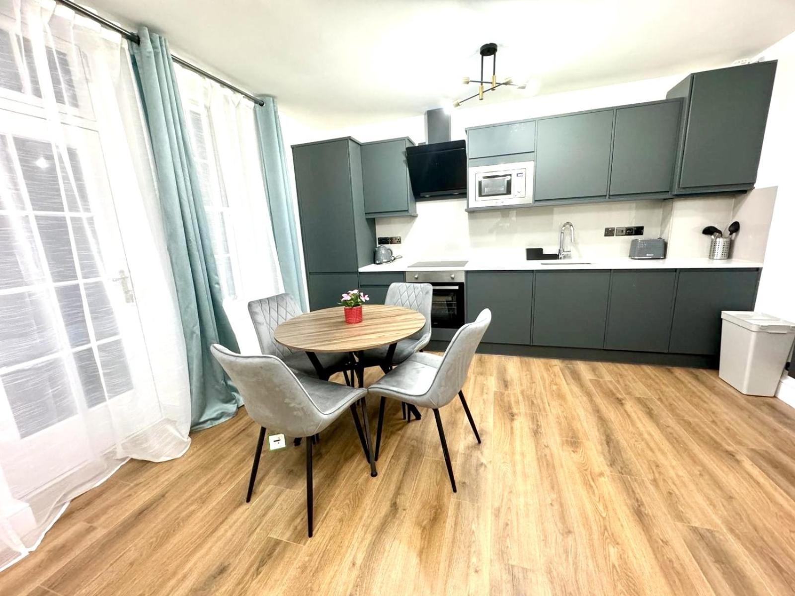 City Centre One Bedroom Apartment Next To Station, Newly Renovated London Bagian luar foto