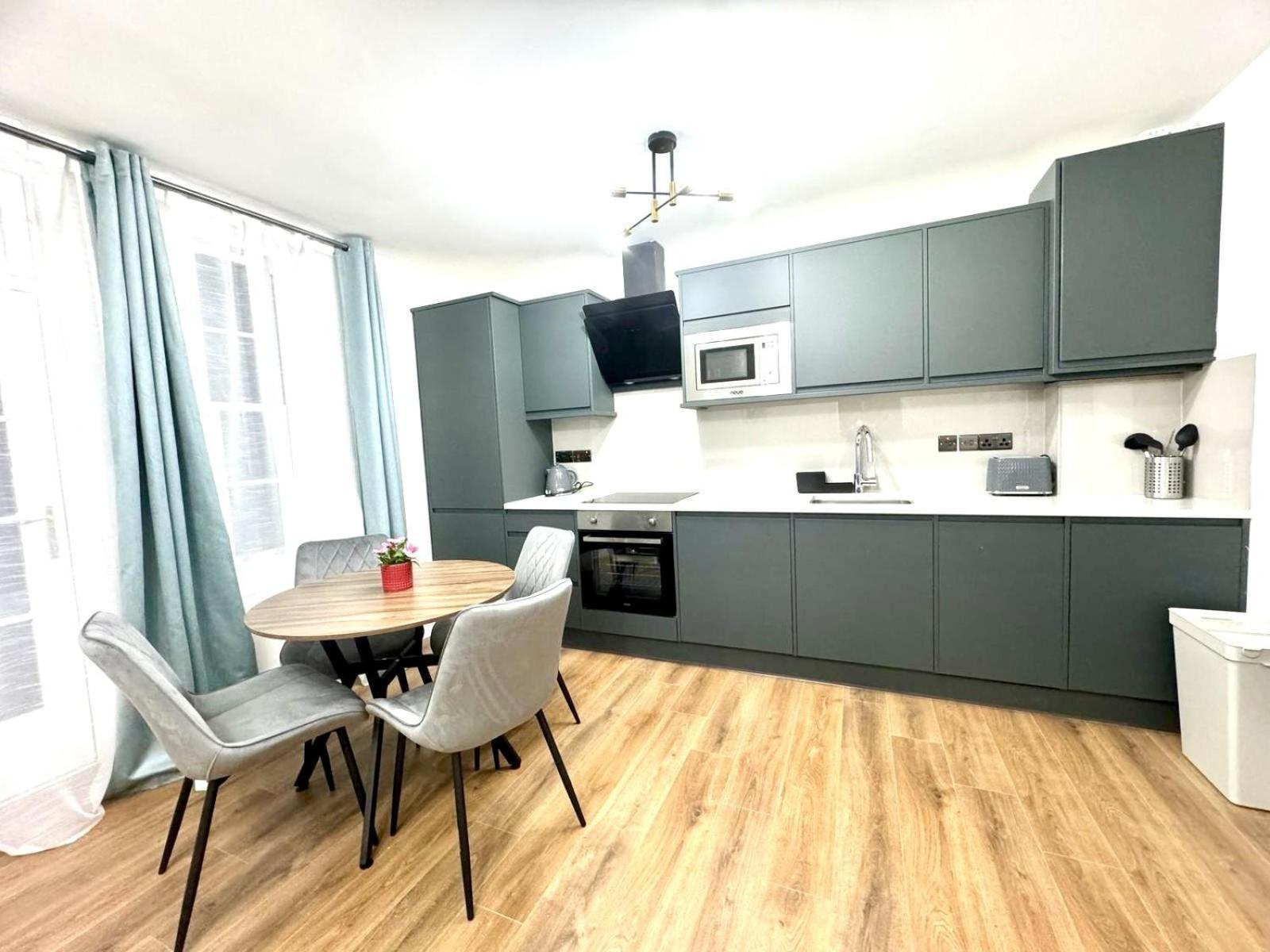 City Centre One Bedroom Apartment Next To Station, Newly Renovated London Bagian luar foto