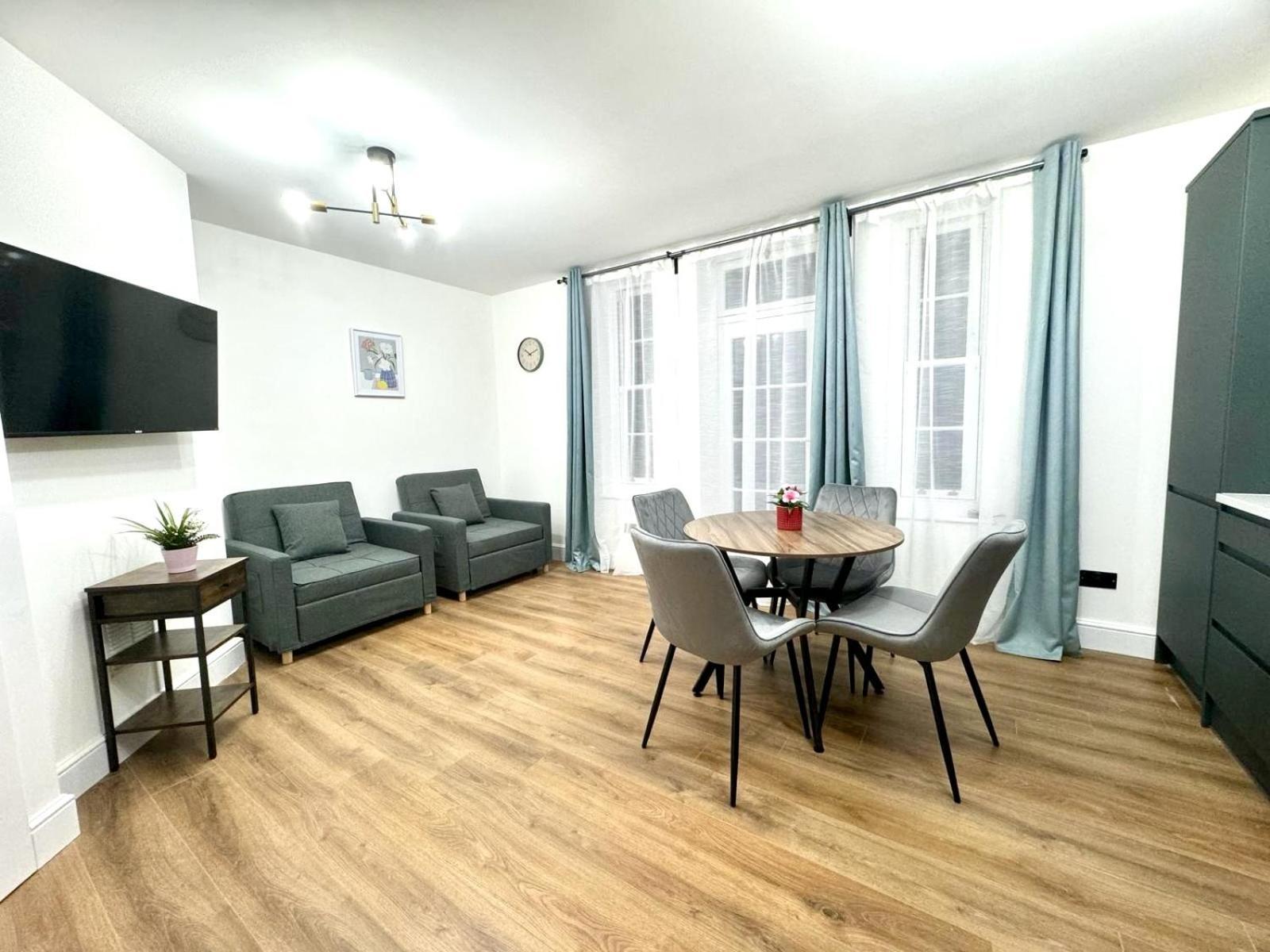 City Centre One Bedroom Apartment Next To Station, Newly Renovated London Bagian luar foto