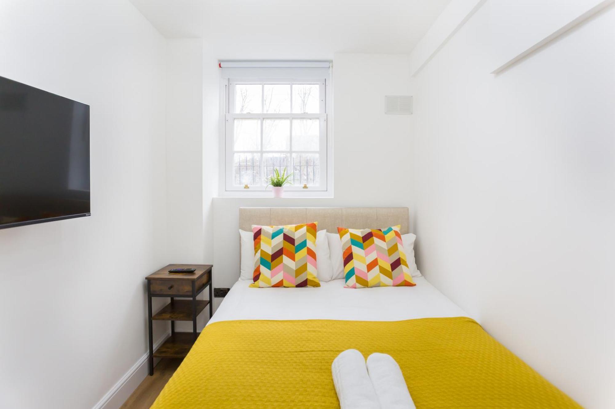City Centre One Bedroom Apartment Next To Station, Newly Renovated London Bagian luar foto