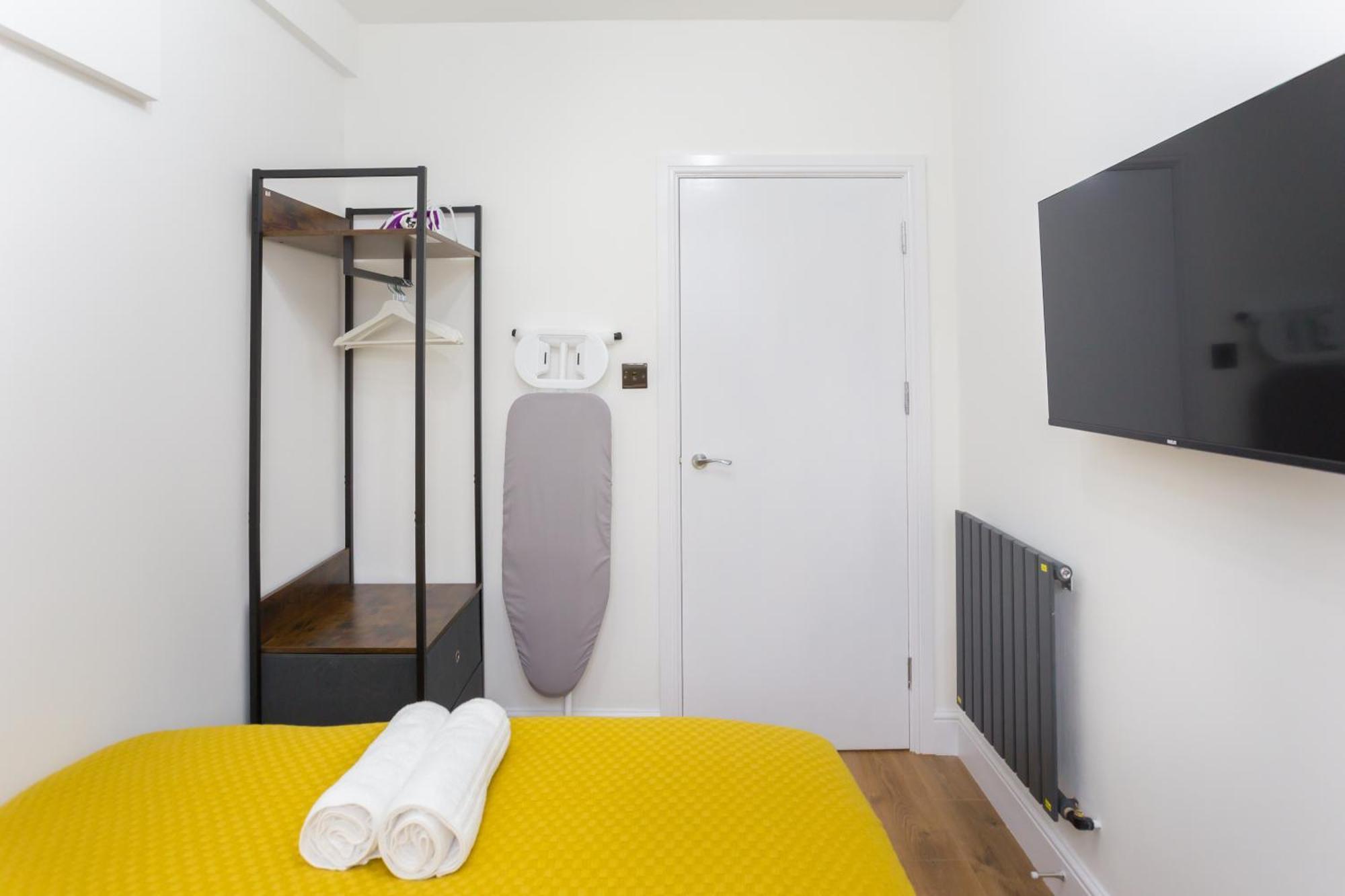 City Centre One Bedroom Apartment Next To Station, Newly Renovated London Bagian luar foto