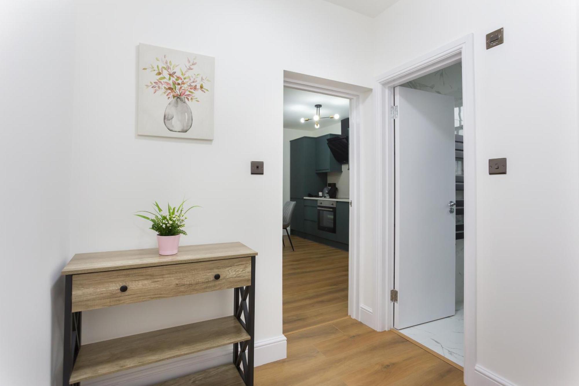 City Centre One Bedroom Apartment Next To Station, Newly Renovated London Bagian luar foto