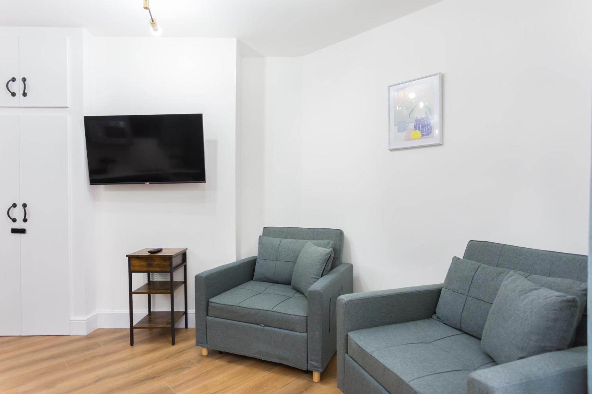 City Centre One Bedroom Apartment Next To Station, Newly Renovated London Bagian luar foto