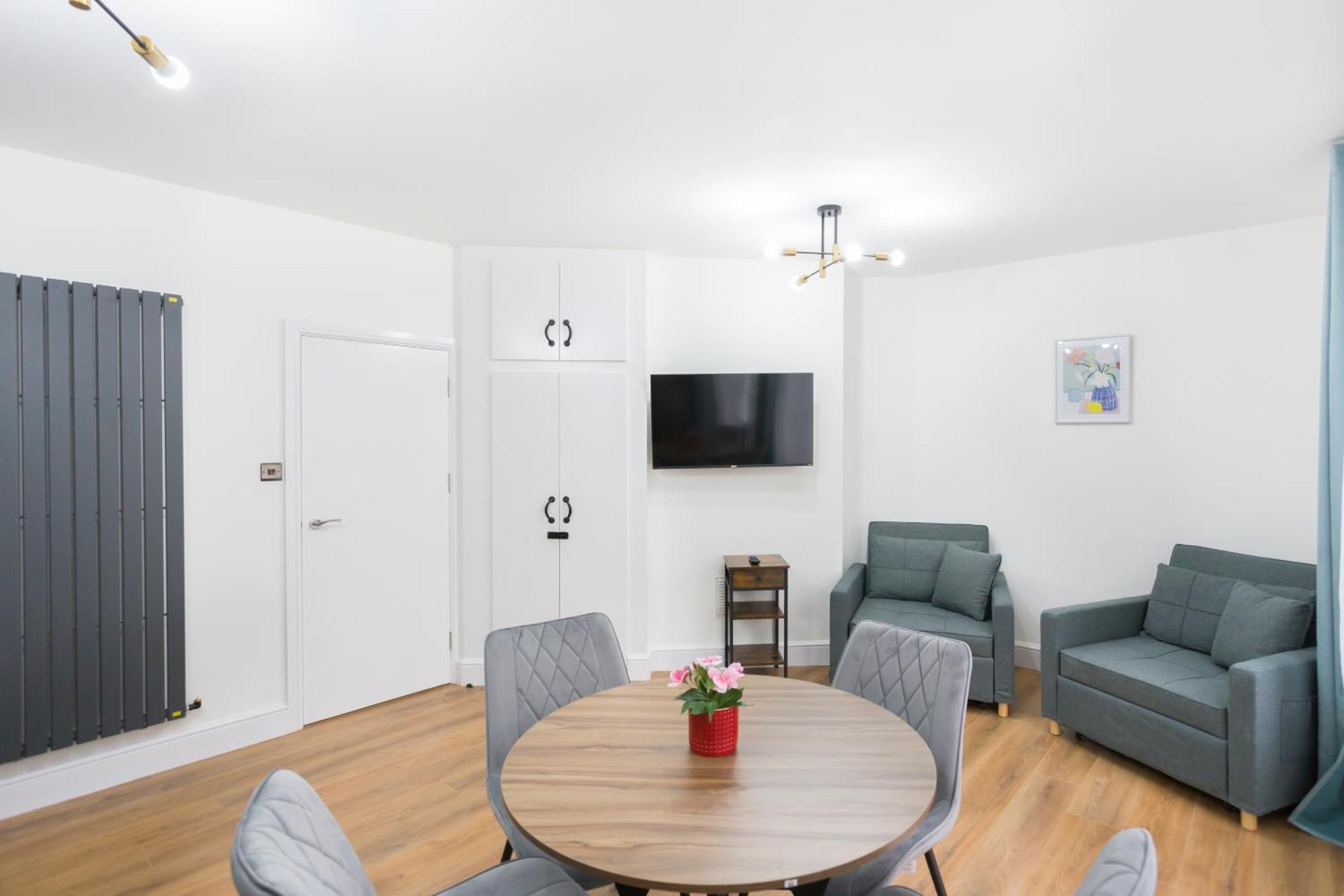 City Centre One Bedroom Apartment Next To Station, Newly Renovated London Bagian luar foto