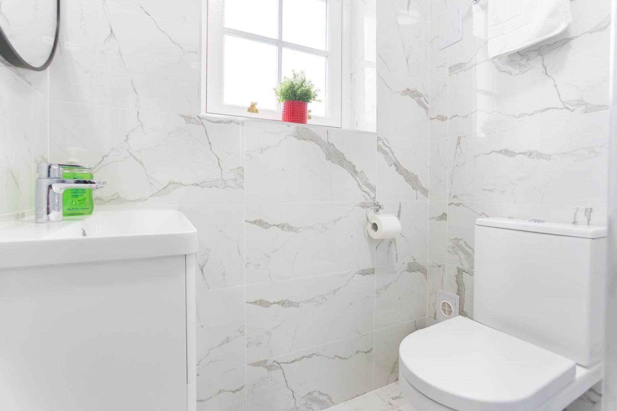 City Centre One Bedroom Apartment Next To Station, Newly Renovated London Bagian luar foto