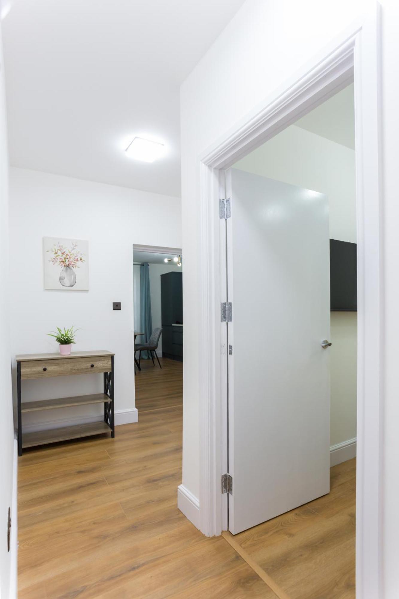City Centre One Bedroom Apartment Next To Station, Newly Renovated London Bagian luar foto