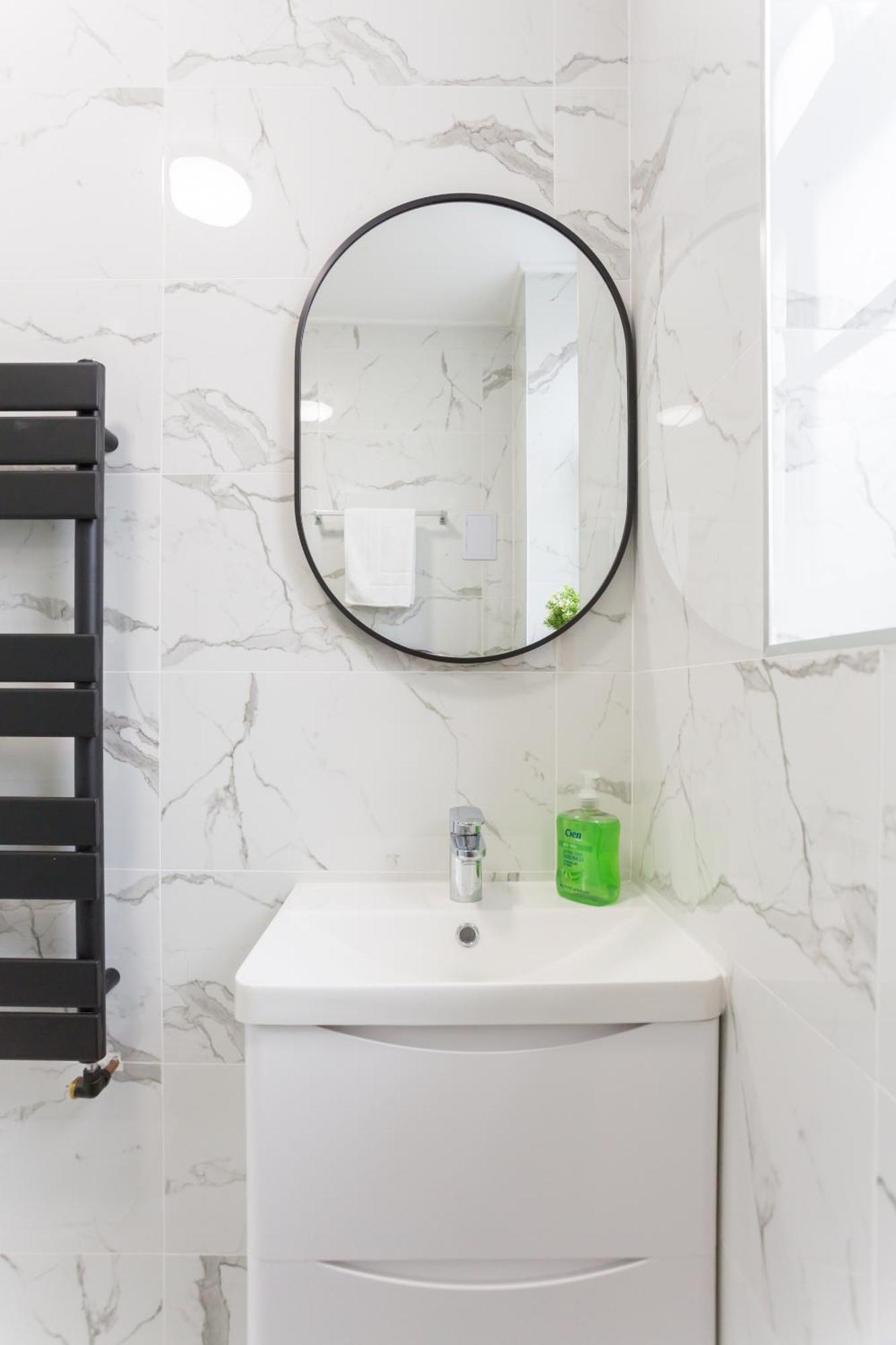 City Centre One Bedroom Apartment Next To Station, Newly Renovated London Bagian luar foto