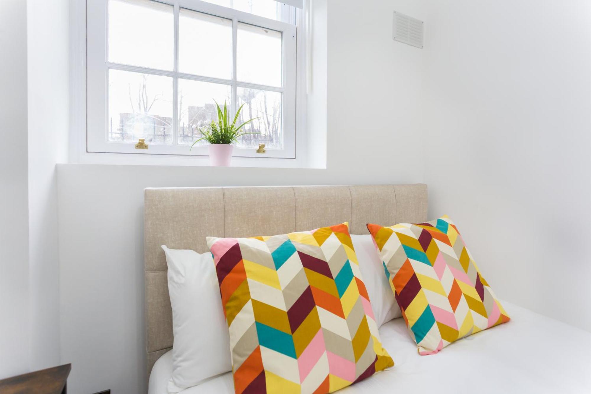 City Centre One Bedroom Apartment Next To Station, Newly Renovated London Bagian luar foto