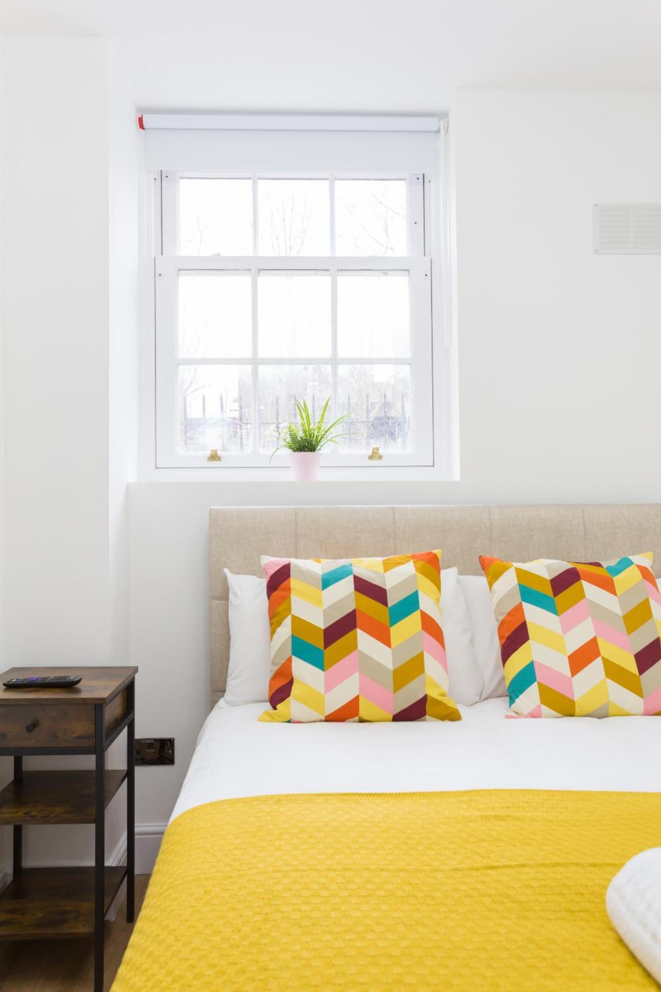 City Centre One Bedroom Apartment Next To Station, Newly Renovated London Bagian luar foto