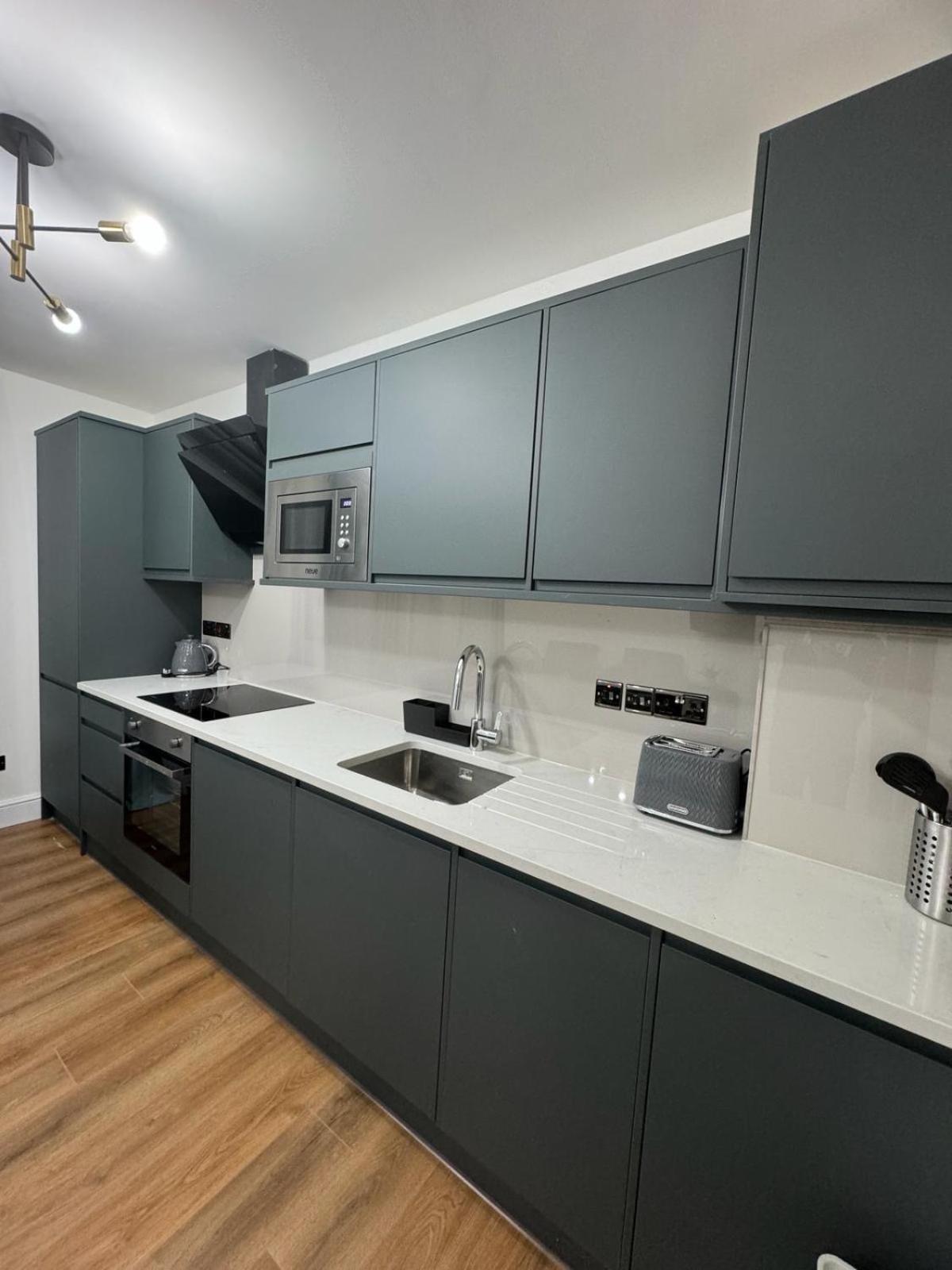 City Centre One Bedroom Apartment Next To Station, Newly Renovated London Bagian luar foto