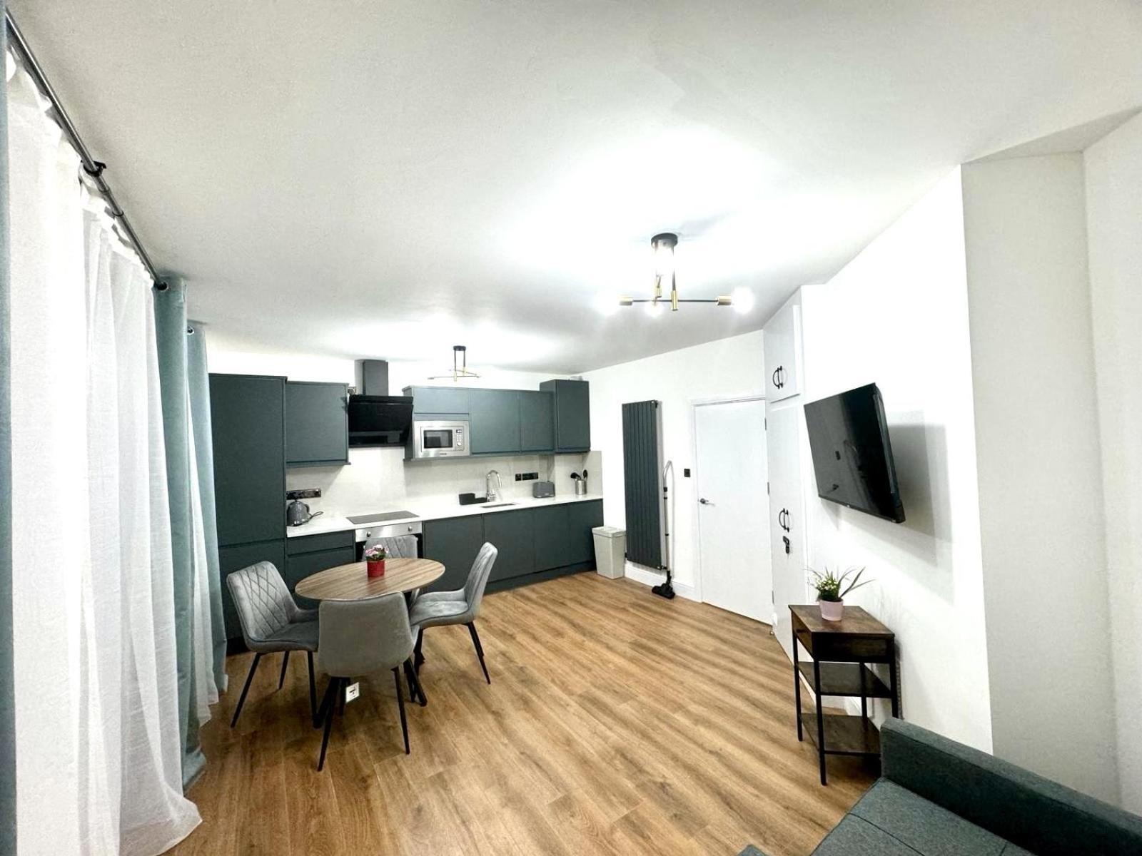 City Centre One Bedroom Apartment Next To Station, Newly Renovated London Ruang foto